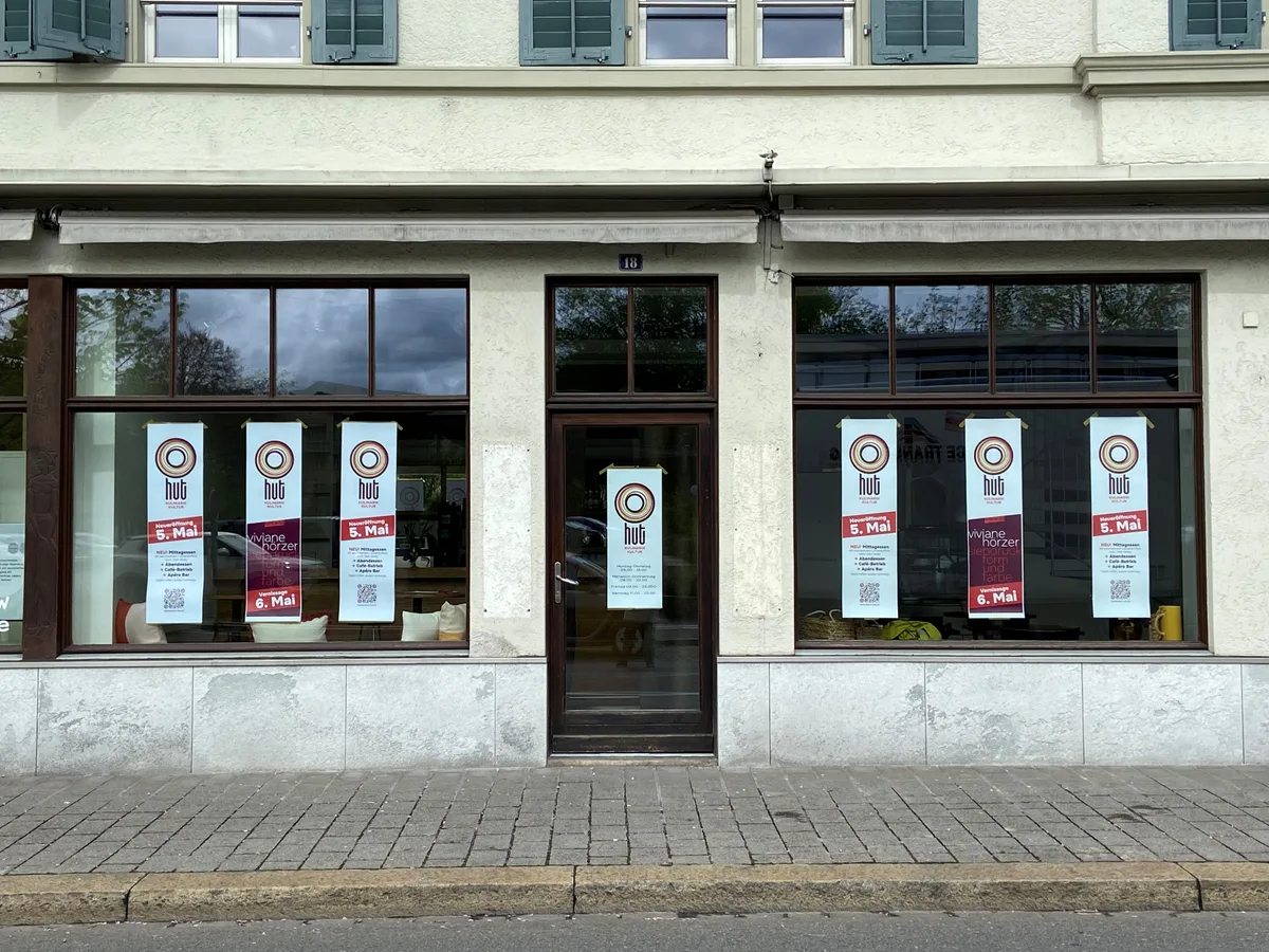 Der Hut von aussen fotografiert: Die Fentserfront.